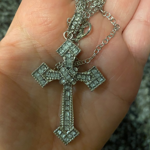 Women’s stunner classy cross necklace - Picture 2 of 4